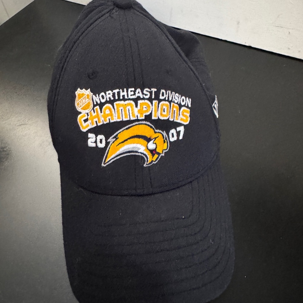 New Era Buffalo Sabres NHL Northeast Division Champions 2007 hat